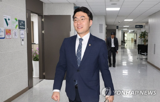 가상자산 보유 논란이 계속되고 있는 더불어민주당 김남국 의원이 9일 오전 국회 의원회관 의원실로 들어가고 있다.<연합뉴스>